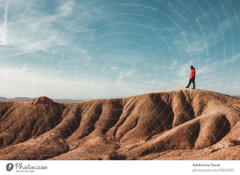 Tourist auf sandigen Canyonhügeln Reisender Hügel Sand malerisch Schlucht Panorama (Bildformat) Landschaft Ferien & Urlaub & Reisen natürlich Tourismus Aussicht