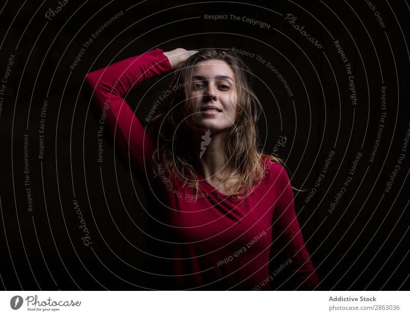 Junge Frau tanzt in der Dunkelheit Balletttänzer Tanzen Ballerina rotes Kleid Leistung Raum elegant dunkel Kunst Pose Show Kittel Obskurität Anmut Turnen Aktion