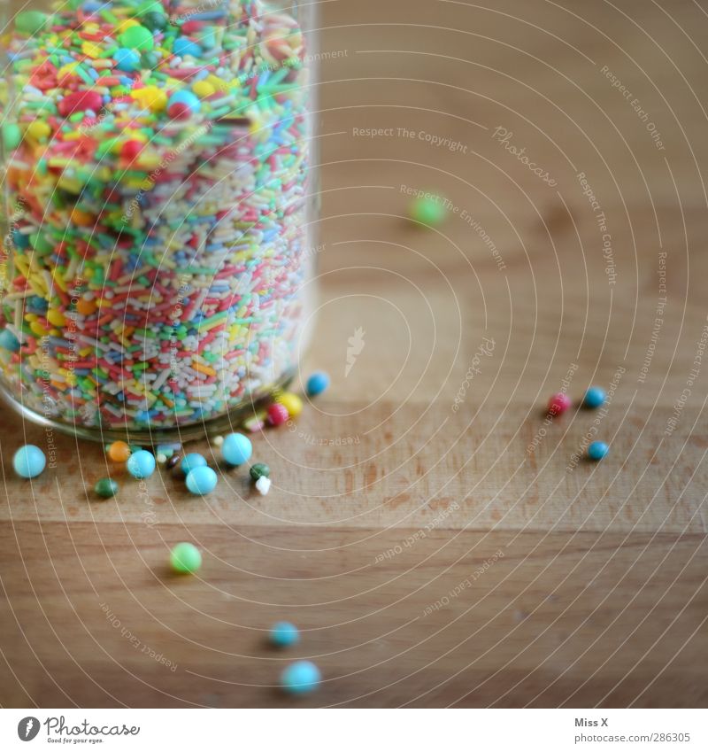 Krümel Lebensmittel Süßwaren Ernährung Glas klein lecker rund süß mehrfarbig Zuckerstreusel Streusel Perle Zuckerperlen Zutaten Holz viele Farbfoto Nahaufnahme