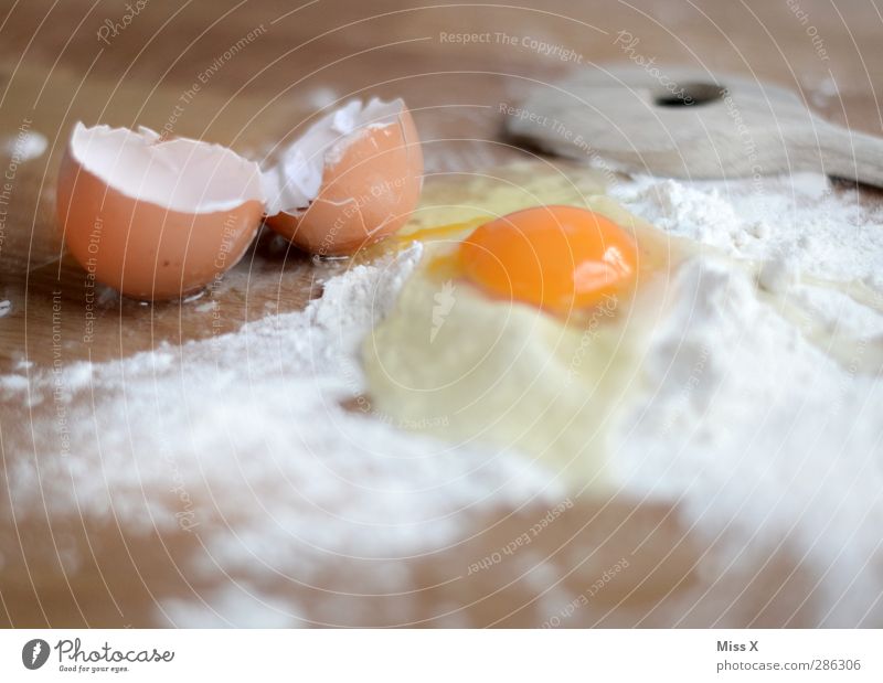 Teig Lebensmittel Teigwaren Backwaren Ernährung lecker Ei Kochlöffel Eierschale Mehl Eiklar Eigelb kochen & garen Weihnachtsgebäck Nudelteig Holztisch Zutaten