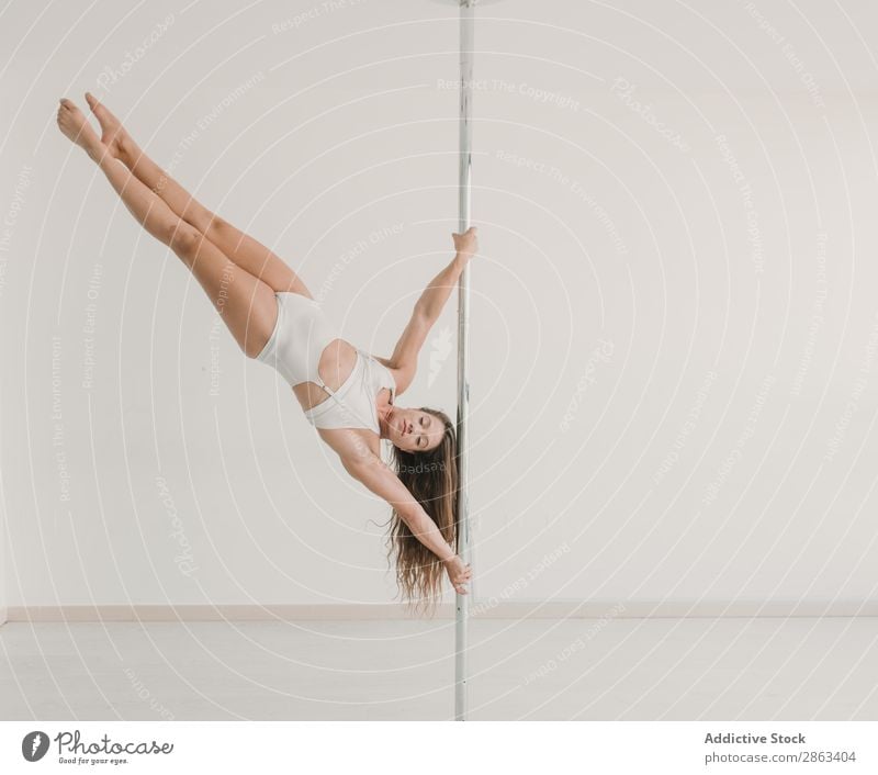 Junge Frau beim Training an der Stange im Studio Raum Sport schön Balletttänzer üben Sporthalle Leistung Gleichgewicht Fitness Gesundheit Pfosten sportlich