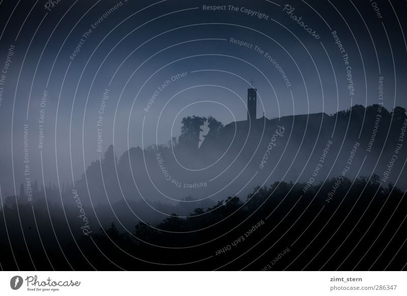 Düsternis und Nebelschwaden Nachthimmel Baum Wald Hügel Italien Dorf Kirche Turm Bauwerk Kreuz bedrohlich dunkel gruselig blau schwarz Hoffnung Glaube Angst