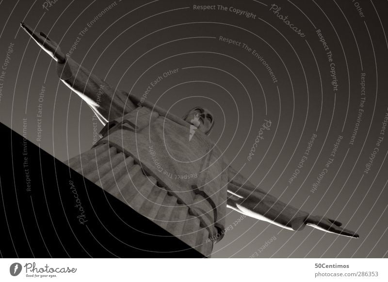 Cristo Redentor - Rio de Janeiro Südamerika Weltkulturerbe Außenaufnahme Schwarzweißfoto Starke Tiefenschärfe Wolken Pflanze Froschperspektive