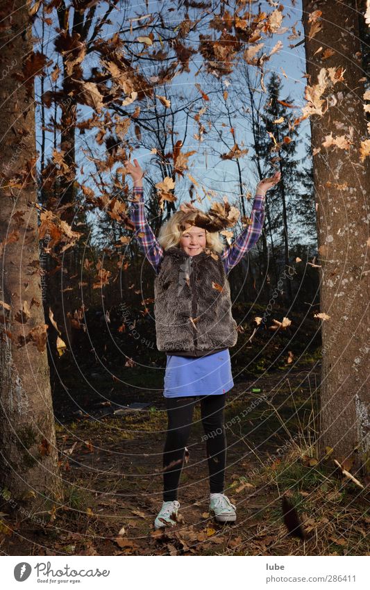 Laura im Wald Kind 1 Mensch 8-13 Jahre Kindheit Natur Herbst Fröhlichkeit Gefühle Glück Herbstlaub herbstlich Herbstbeginn Herbstwetter Herbstwald Blatt