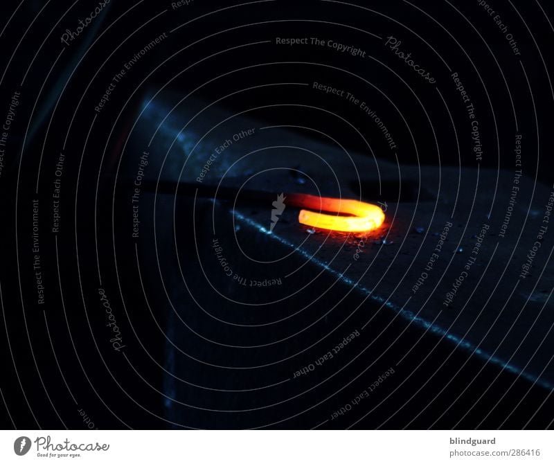 Forged In Fire Arbeit & Erwerbstätigkeit Handwerker Arbeitsplatz Metall blau gelb rot schwarz Schmied schmieden Strukturen & Formen heiß Glut formbar Eisen