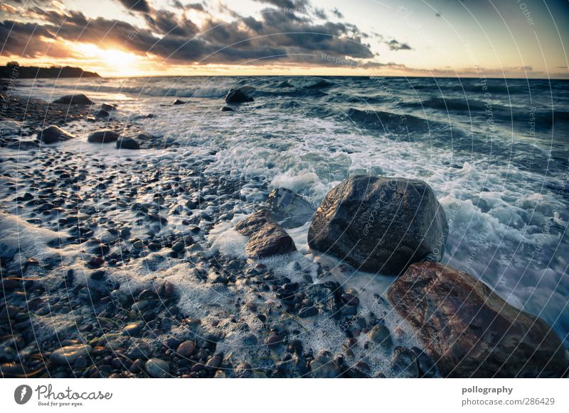 das Meer ist selten ruhig Umwelt Natur Landschaft Himmel Wolken Horizont Sonnenaufgang Sonnenuntergang Klima Schönes Wetter Wind Wellen Küste Ostsee Stein Kraft