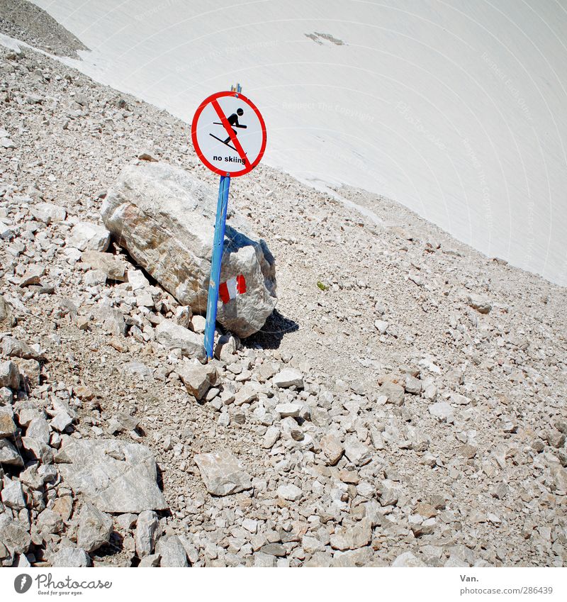 No skiing! wandern Schnee Felsen Berge u. Gebirge Verkehrszeichen Verkehrsschild grau rot weiß Stein Geröllfeld Farbfoto Gedeckte Farben Außenaufnahme