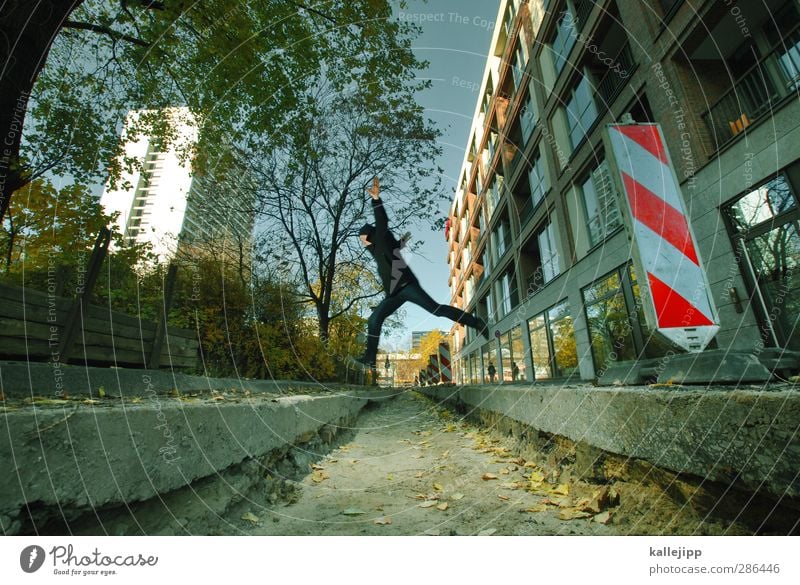 it´s just a jump to the left Mensch maskulin Mann Erwachsene 1 30-45 Jahre springen Graben Barriere Baustelle Schilder & Markierungen Hochhaus Berlin erobern