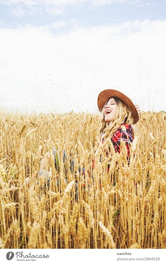 Junge Cowgirl auf einem Getreidefeld Lifestyle Glück schön Leben Freiheit Sommer Industrie Mensch feminin Junge Frau Jugendliche Erwachsene 1 18-30 Jahre Natur