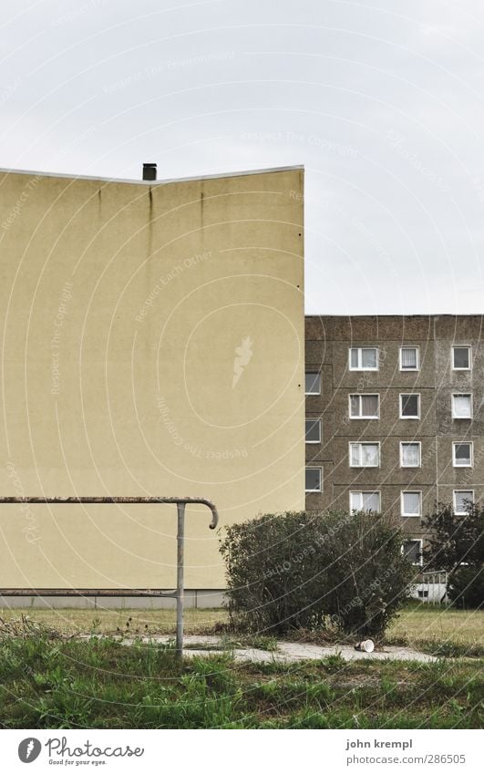 Pepes Block Cottbus DDR Stadtrand Haus Bauwerk Gebäude Architektur Plattenbau Terrasse trist mehrfarbig Einsamkeit Zukunftsangst Verzweiflung Desaster