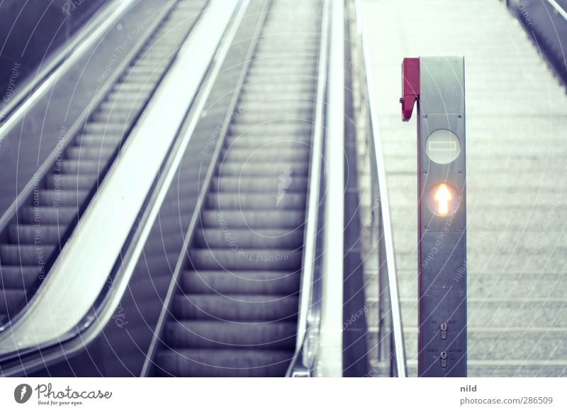 Aufwärts Stadt Bahnhof Gebäude Architektur Treppe Rolltreppe blau grau aufwärts Pfeil nothalt Treppengeländer Beton Stahl Symmetrie steil Farbfoto Innenaufnahme