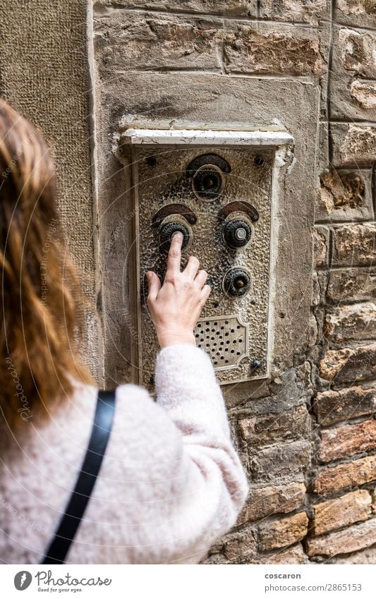 Frau, die die alte Gegensprechanlage in Venedig, Italien, bedient. Lifestyle Design schön Ferien & Urlaub & Reisen Tourismus Wohnung Haus Hausbau Videokamera