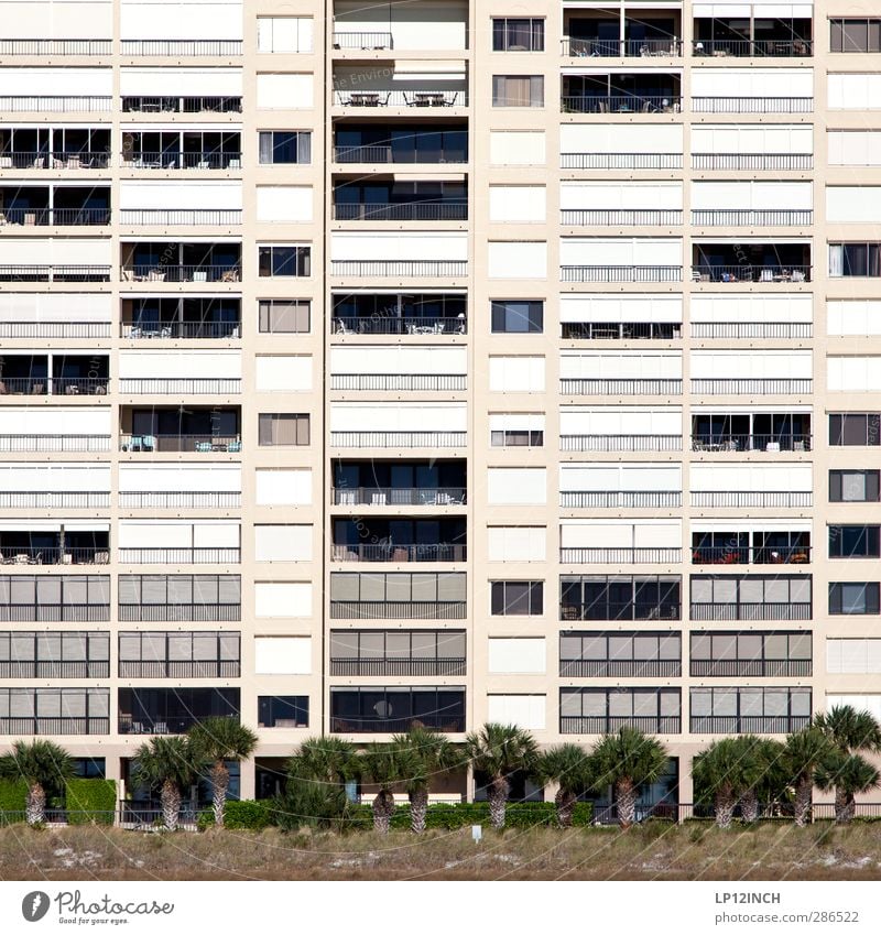 Floridanische Bettenburg. V Ferien & Urlaub & Reisen Tourismus Häusliches Leben Haus Baum Palme USA Gebäude Architektur Fassade Balkon schlafen gigantisch