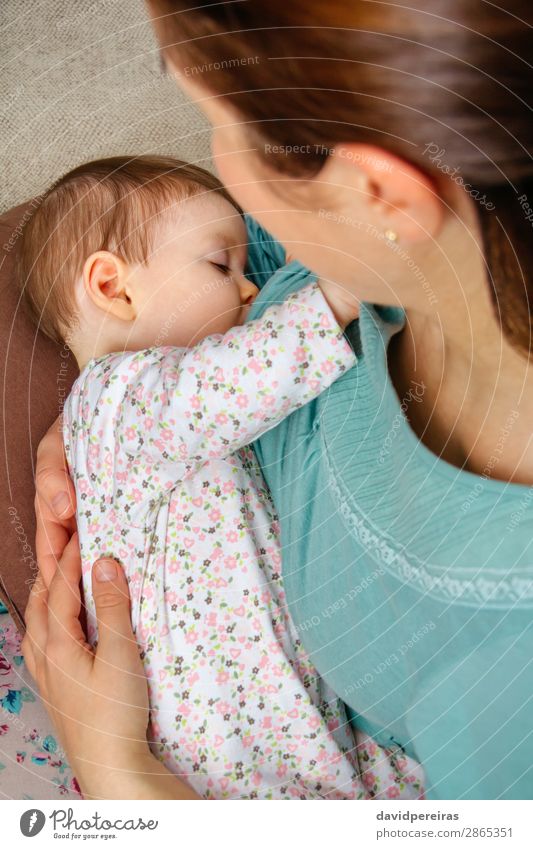 Mutter, die ihr Kind zu Hause stillt Ernährung Essen Lifestyle Gesicht Erholung Mensch Baby Frau Erwachsene Familie & Verwandtschaft Kindheit Frauenbrust