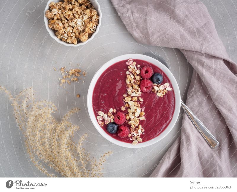 Smoothiebowl auf roten Früchten Frucht Milchshake Himbeeren Blaubeeren Ernährung Frühstück Vegetarische Ernährung Diät Schalen & Schüsseln Löffel Lifestyle