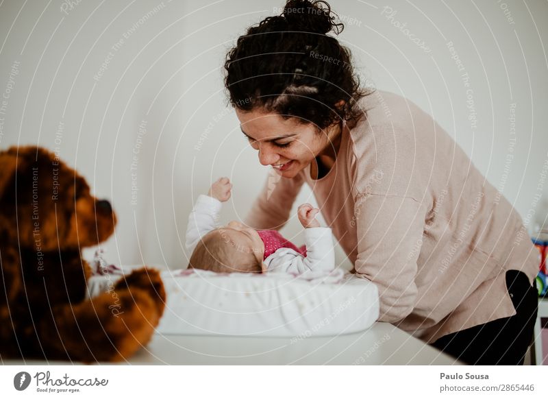 Mutter und Baby Lächeln Mutterschaft neugeboren Liebe Kind Familie & Verwandtschaft Tochter Kaukasier Pflege schön Eltern heimwärts niedlich Halt Glück Kindheit