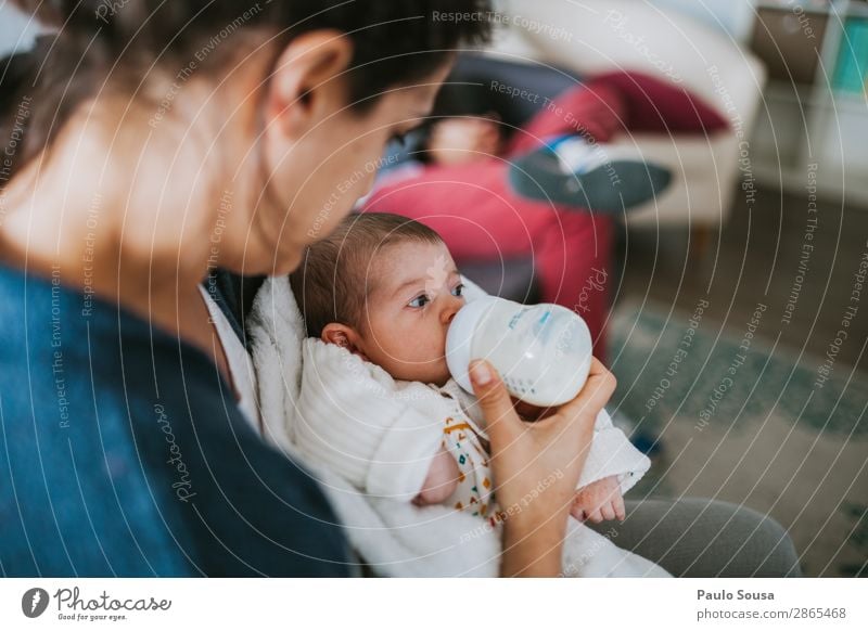 Tante Flasche füttert Baby Lifestyle feminin Kind Kleinkind 2 Mensch 0-12 Monate 18-30 Jahre Jugendliche Erwachsene Essen Fressen füttern Kommunizieren liegen