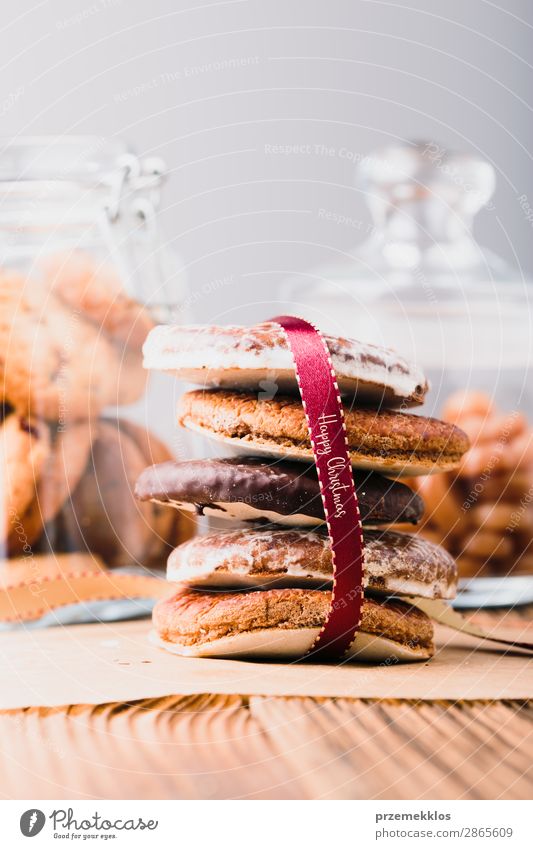 Lebkuchenkekse im Glas auf Holztisch Dessert Ernährung Essen Diät Lifestyle Tisch genießen lecker braun backen Bäckerei Biskuit Schokolade Keks Lebensmittel