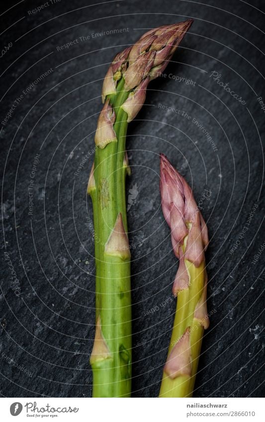 Frischer grüner Spargel Grünspargel Gemüse frisch roh Küche vorbereitend Essen zubereiten Vorbereitung nass Schalen & Schüsseln Schiefer Teller