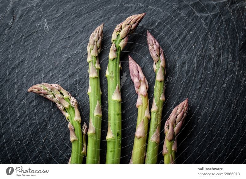 frischer grüner Spargel Lebensmittel Gemüse Spargelzeit Spargelbund Ernährung Essen Bioprodukte Vegetarische Ernährung Diät Fasten Gesunde Ernährung Gesundheit