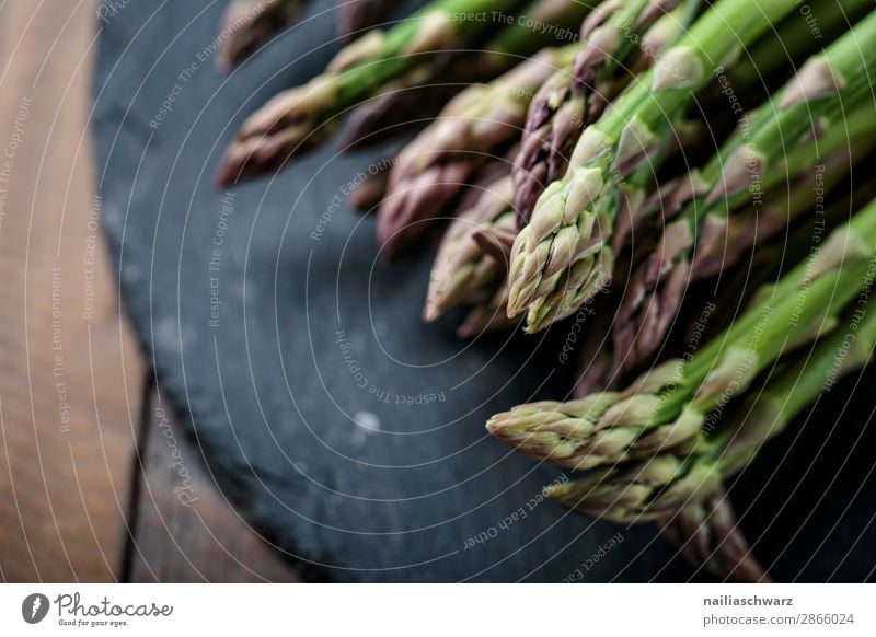 frische grüne Spargel Lebensmittel Gemüse Ernährung Bioprodukte Vegetarische Ernährung Lifestyle Gesunde Ernährung lecker natürlich schön schwarz Farbe genießen