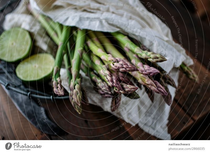 Frischer grüner Spargel Grünspargel Gemüse frisch roh Küche vorbereitend Essen zubereiten Vorbereitung nass Schalen & Schüsseln Schiefer Teller