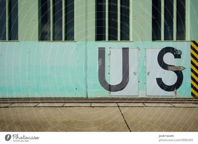 closed US Berlin-Tempelhof Tor Tür Flughafen Metall Schriftzeichen Schilder & Markierungen Hinweisschild Streifen retro türkis Sicherheit Design geschlossen USA