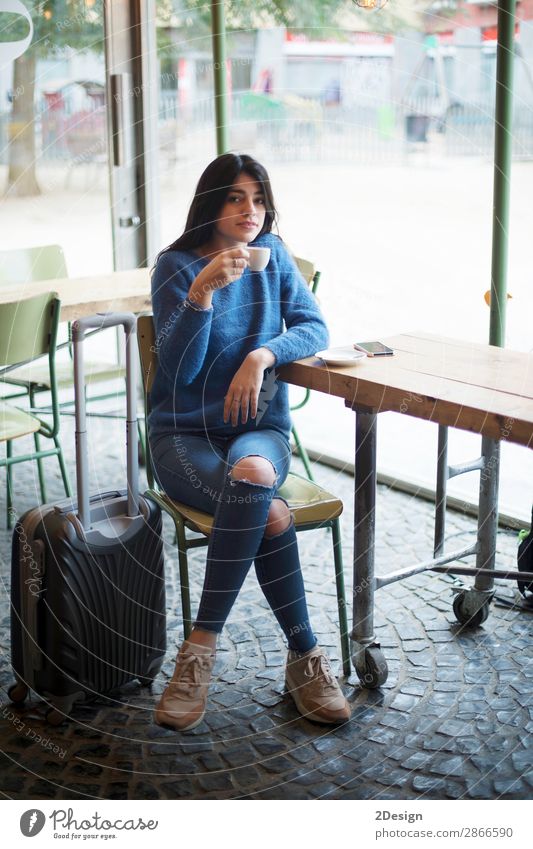 Schöne junge Frau, die beim Kaffeetrinken in einem Café sitzt. Tee Lifestyle Stil schön Erholung Ferien & Urlaub & Reisen Ausflug Arbeit & Erwerbstätigkeit