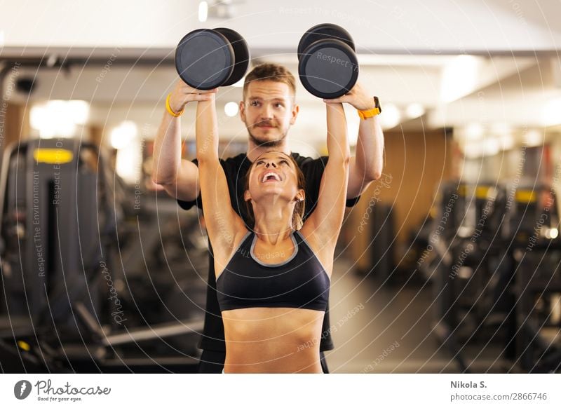 glückliches Mädchen mit Fitness-Trainer Gewichte heben Lifestyle Freude schön Körper sportlich Sport Sport-Training Mensch Junge Frau Jugendliche Junger Mann