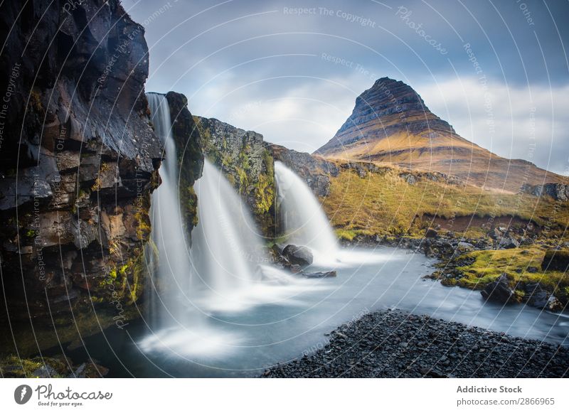 Wasserfall zwischen den Talebenen Landen Island Stromschnellen Fluss Feld malerisch Himmel Wolken Oberfläche Aussicht Natur Ferien & Urlaub & Reisen Landschaft