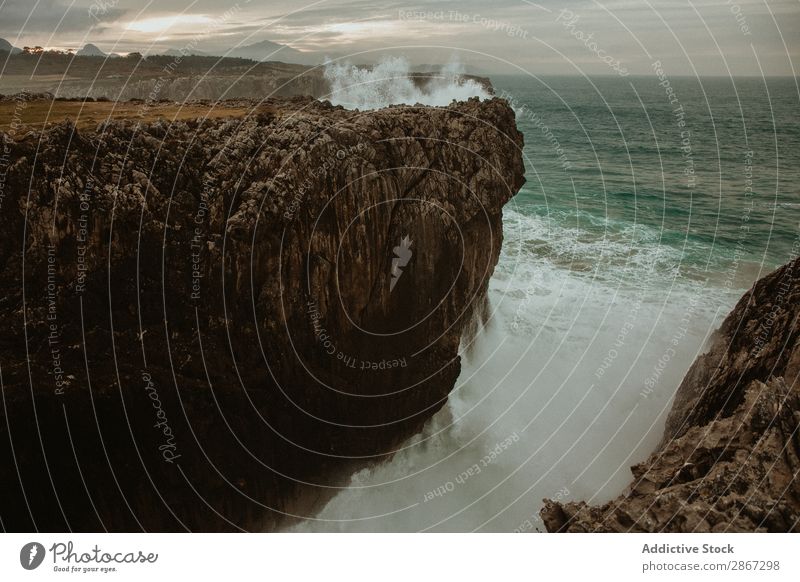 Klippenrand in Wassernähe Meer Leidenschaft bufones de pria Asturien Spanien Stein sitzen Börde Top Felsen Landschaft schön Küste Ferien & Urlaub & Reisen Natur