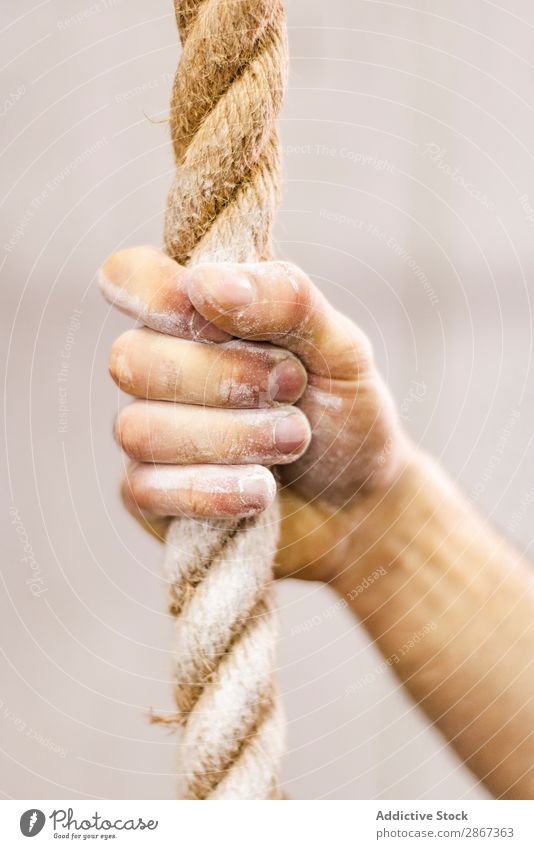 Mann hält Seil im Fitnessstudio fest Sporthalle ohne Hemd Gewicht Hand Kreide Vorbereitung heben Training Gerät Athlet Körper sportlich Gesundheit üben