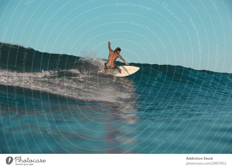 Mann auf dem Surfbrett auf winkendem Wasser bei Sonnenuntergang Oberfläche Sport Bali Indonesien platschen Surfen Himmel Meer Himmel (Jenseits) Abend