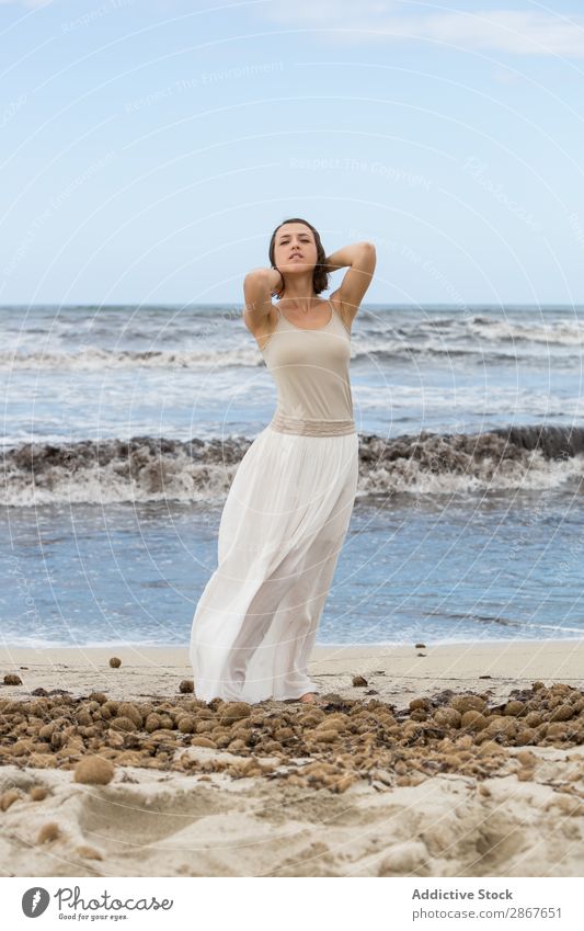 Charmante junge Frau am Ufer am Wasser Küste Meer Strand Dame winkend Körperhaltung Jugendliche dünn attraktiv charmant Ferien & Urlaub & Reisen Leidenschaft