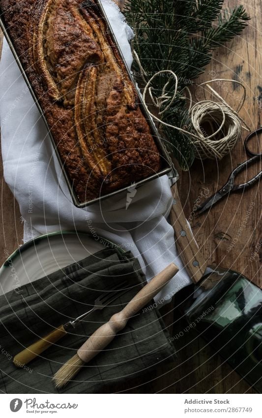 Gesundes Bananenbrot auf dem Schneidebrett Brot Gesundheit Bäckerei Container Messer Serviette Backwaren Zweig nadelhaltig Faser verdrehen Ast Kuchen süß