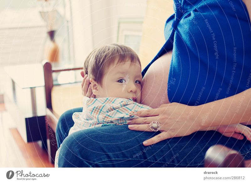 Kleinkind hält Mamas Bauch maskulin feminin Kind Junge Frau Erwachsene Familie & Verwandtschaft Leben 1-3 Jahre festhalten Kindheit Liebe Umstandsbekleidung