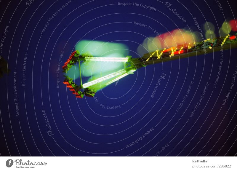 watch the stars Himmel Wolkenloser Himmel Nachthimmel Bewegung leuchten Doppelbelichtung grün rot blau Karussell Unschärfe Lampe Jahrmarkt Farbfoto