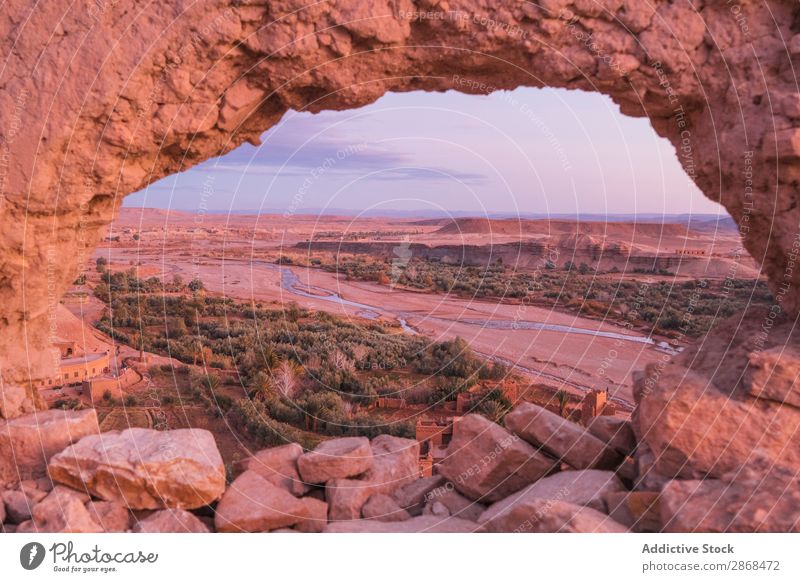 Steine mit Rundloch und Blick auf das Tal mit Fluss Wüste Golfloch Marrakesch Marokko Berge u. Gebirge rund Kreis Höhe Felsen erstaunlich Aussicht wunderbar