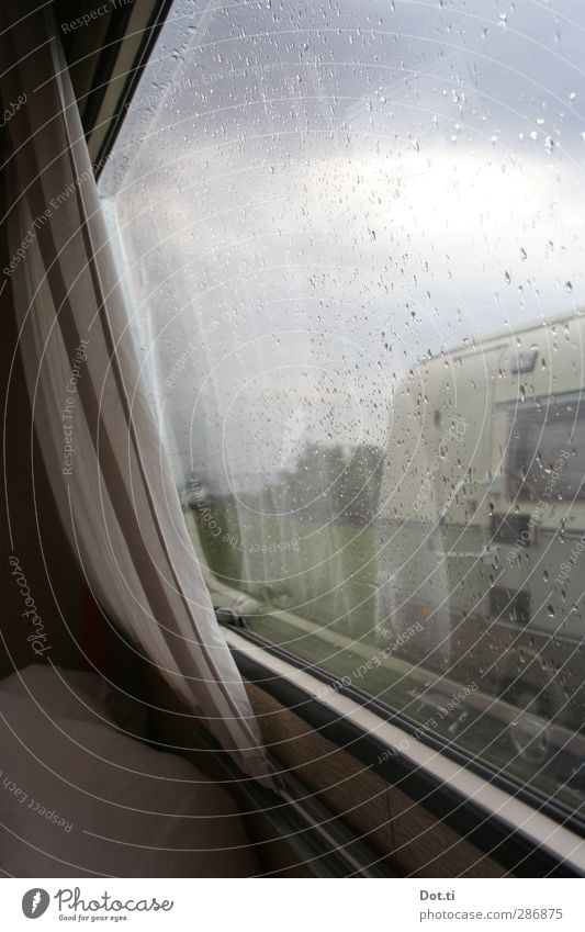 Wagenburg Ferien & Urlaub & Reisen Camping Natur schlechtes Wetter Regen Wiese Schutz Geborgenheit Häusliches Leben Wohnwagen Fensterscheibe Gardine Bettwäsche