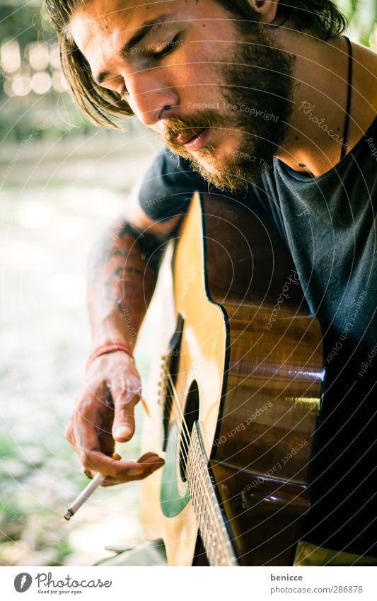 strings and smoke Mann Mensch Gitarre Spielen Rauchen Tabakwaren Zigarette Bart Vollbart Musiker Komponist Rocker Tattoo tätowiert Natur musizieren Europäer