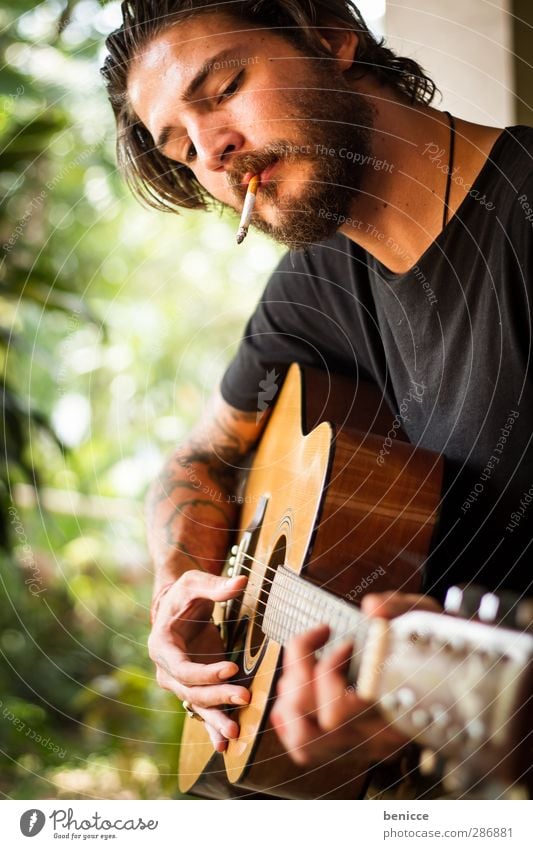 strings and smoke II Mann Mensch Gitarre Spielen Rauchen Tabakwaren Zigarette Bart Vollbart Musiker Komponist Rocker Tattoo tätowiert Natur musizieren Europäer