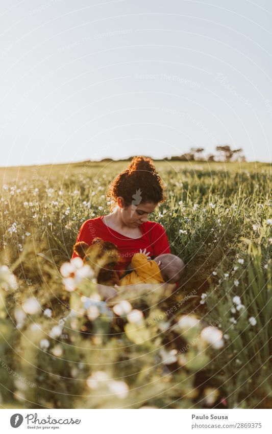 Mutter stillen Baby in der Natur Lifestyle Kind Kleinkind Erwachsene 2 Mensch 0-12 Monate 18-30 Jahre Jugendliche Frühling Schönes Wetter Fressen füttern Liebe