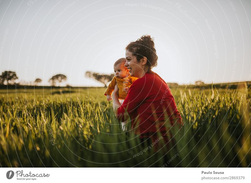 Mutter und Baby in der Natur Lifestyle feminin Kind Kleinkind Junge Frau Jugendliche Erwachsene 2 Mensch 0-12 Monate 18-30 Jahre Umwelt Schönes Wetter