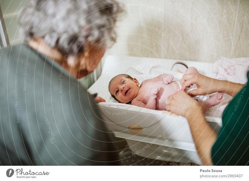 Baby lächelt Großmutter an Lifestyle Mensch Kind Kleinkind Weiblicher Senior Frau Familie & Verwandtschaft 2 0-12 Monate 60 und älter Schwimmen & Baden