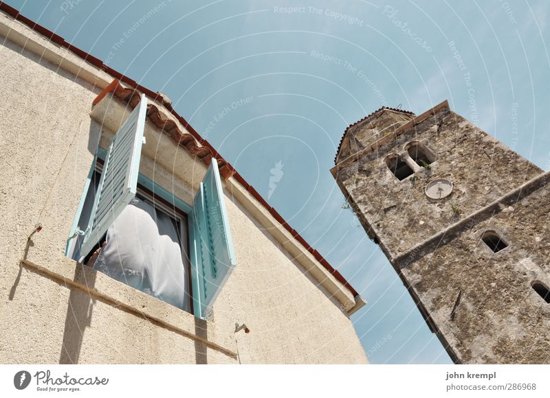 blähung Kroatien Dorf Fischerdorf Altstadt Einfamilienhaus Kirche Turm Bauwerk Gebäude Architektur Kirchturm Fassade Freundlichkeit kuschlig positiv blau