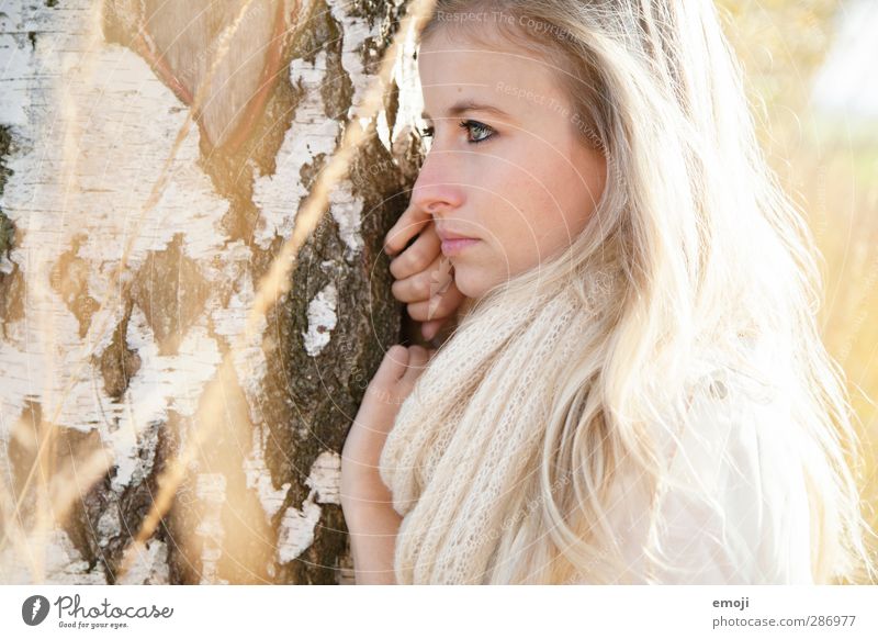 bright vs. bride feminin Junge Frau Jugendliche 1 Mensch 18-30 Jahre Erwachsene Umwelt Natur blond hell schön Sonnenstrahlen Baumrinde Farbfoto Außenaufnahme