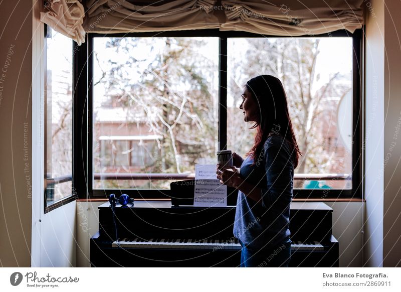 junge Frau mit einer Tasse Kaffee zu Hause Stil schön Freizeit & Hobby Spielen Musik Mensch feminin Junge Frau Jugendliche Erwachsene 1 30-45 Jahre Konzert