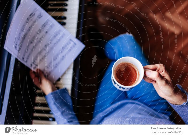 junge, unkenntliche Frau, die eine Tasse Kaffee hält. Stil schön Freizeit & Hobby Spielen Musik Mensch feminin Junge Frau Jugendliche Erwachsene 1 30-45 Jahre