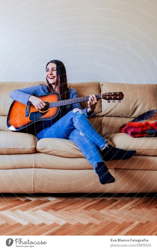 Junge schöne Frau beim Gitarre spielen Lifestyle Glück Spielen Freiheit Wohnung Haus Sofa Schlafzimmer Musik feminin Junge Frau Jugendliche Erwachsene 1 Mensch