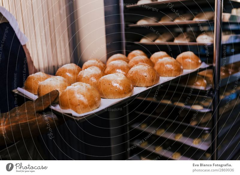 Frau mit einem Brötchenregal in einer Bäckerei. Brot Glück Küche Restaurant Schule Arbeit & Erwerbstätigkeit Beruf Fotokamera feminin Erwachsene Hand 1 Mensch